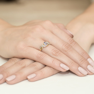 Pierścionek z Tanzanitem 0,40ct i Brylantami ze złota próby 585. W-0028TAN